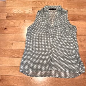 Sleeveless top. V neck.